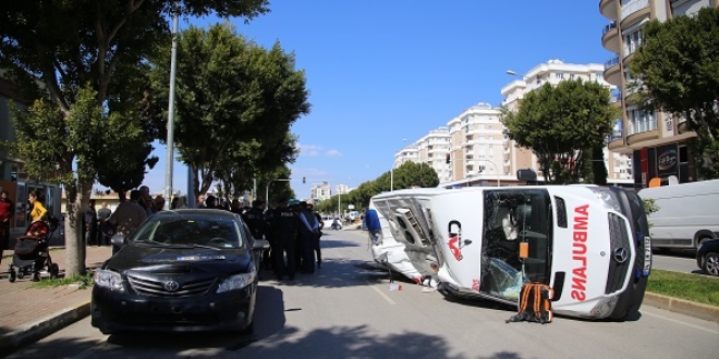 Antalya'da devrilen ambulansın çarptığı kişi öldü