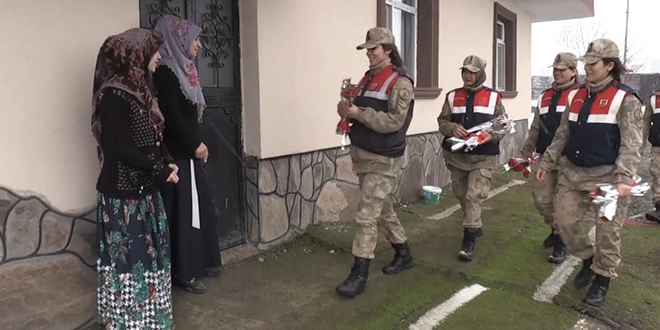 Kadın astsubaylardan köydeki kadınlara ziyaret