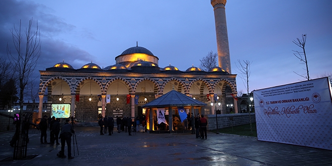 Teröristlerin yaktığı cami ibadete açıldı