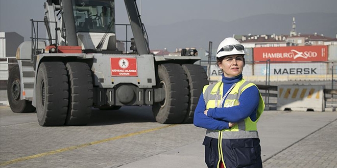 Limanın yükünü Emel abla çekiyor
