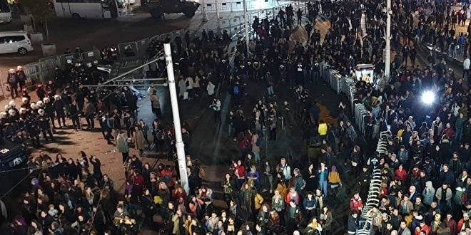 İzinsiz, 'feminist gece yürüyüşü'ne biber gazıyla müdahele