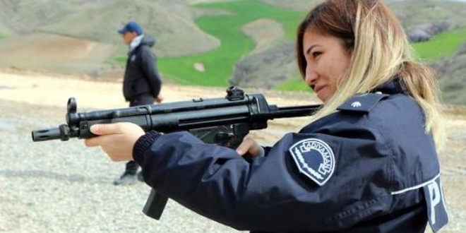 Hem polislik hem de annelik görevini aksatmadı