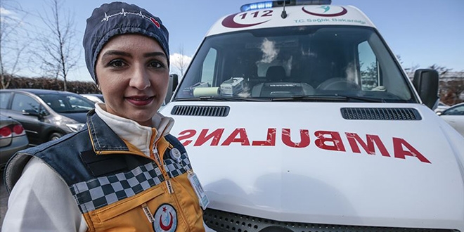 Kadın ambulans şoförü yollara meydan okuyor