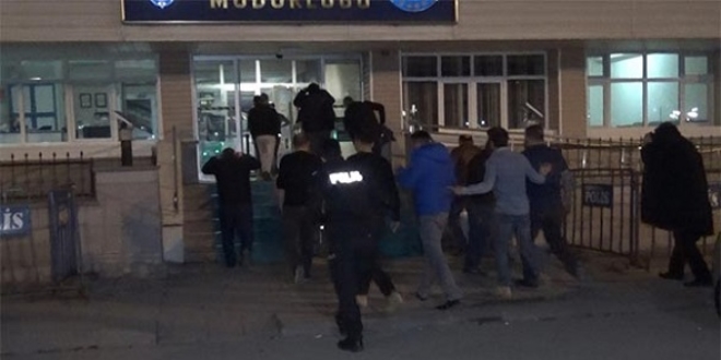 Dernek lokaline gece yarısı kumar operasyonu: 61 gözaltı