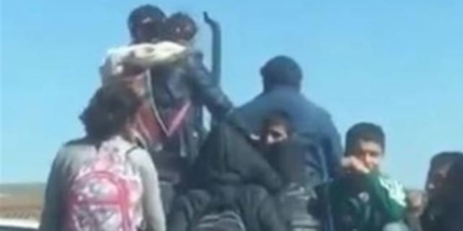 Çocukların traktörde tehlikeli yolculuğu