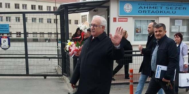 Okul müdürü doğum gününde emekli oldu