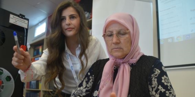 Hasibe teyze muhtarlık için 60'ında bilgisayar öğrendi