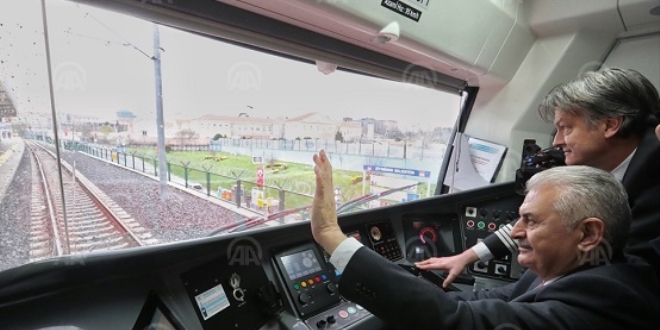 Yıldırım, banliyö trenini kullandı