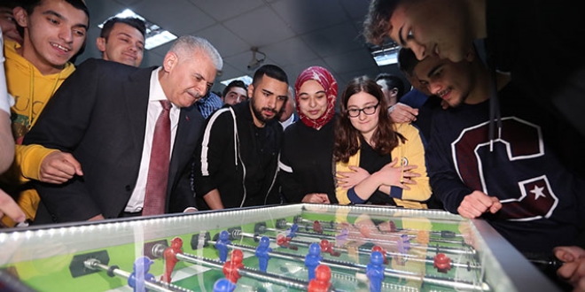 Binali Yıldırım bu kez de langırt oynadı