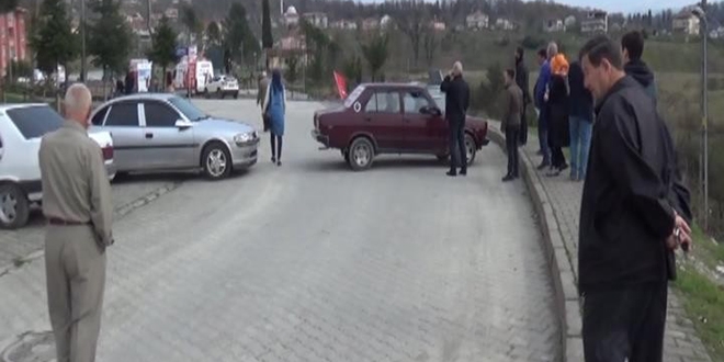 CHP'liler AK Parti konvoyunun geecei yolu kapatt