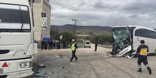 Amasya'da yolcu otobüsü ile kamyon çarpıştı: 15 yaralı