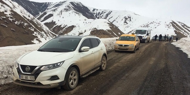 Karlıova'da karayoluna çığ düştü; 30'a yakın araç mahsur kaldı