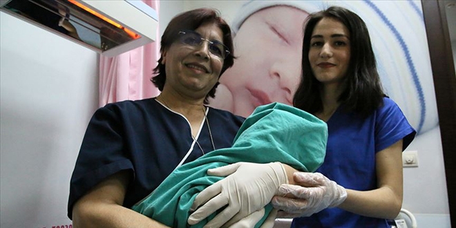Mesai arkadaşı ebesiyle doğumlara giriyor