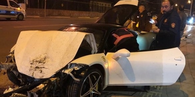Lüks otomobil taksiye çarptı: 1 ölü