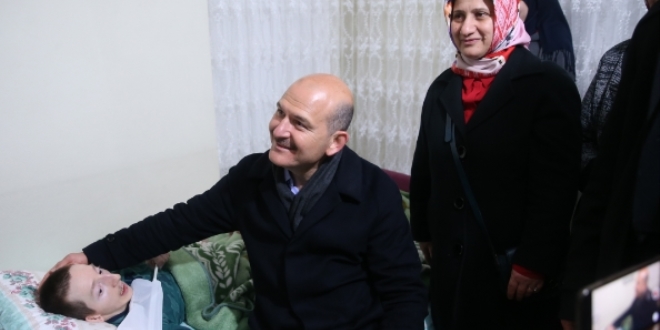 Süleyman Soylu'dan engelli gence ziyaret