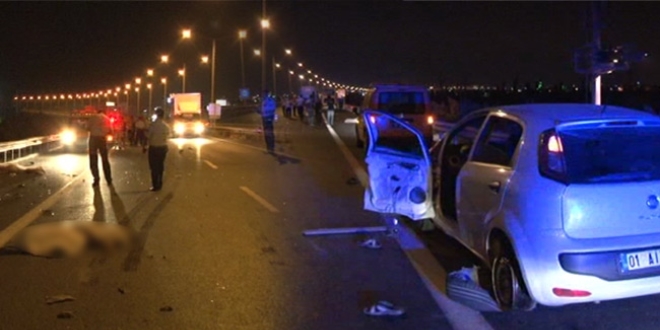 Niğde'de otomobil otobandaki gişelere çarptı: 2 ölü 1 yaralı