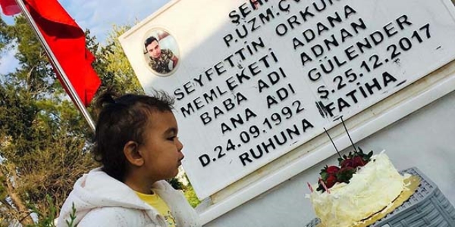 Şehit kızı doğum gününü babasının mezar başında kutladı