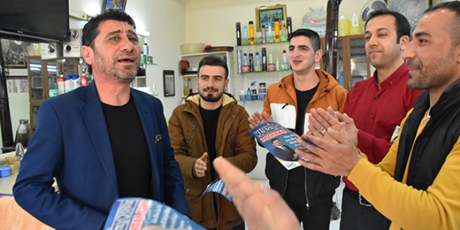Mahalli sanatçı muhtarlık için sahneden meydanlara indi