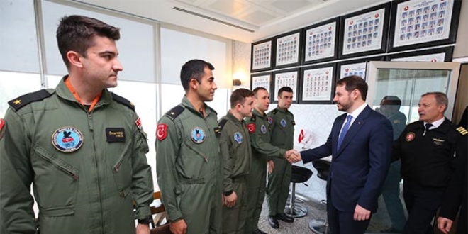 Bakan Albayrak, Türk Hava Yolları Uçuş Akademisi'ni ziyaret etti