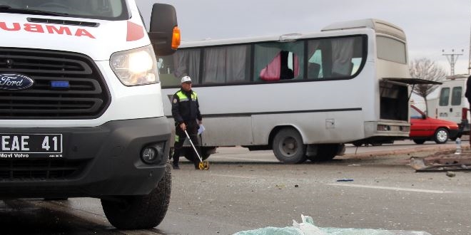 Konya'da işçi servisi ile kamyon çarpıştı: 10 yaralı