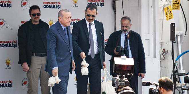 Erdoğan, mitingi dolduran vatandaşlara çay dağıttı