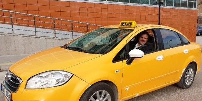 Başkan taksi direksiyonuna geçti, yolcuları taşıdı