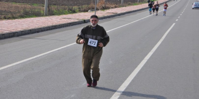 70 yandaki yal adam maratona damga vurdu
