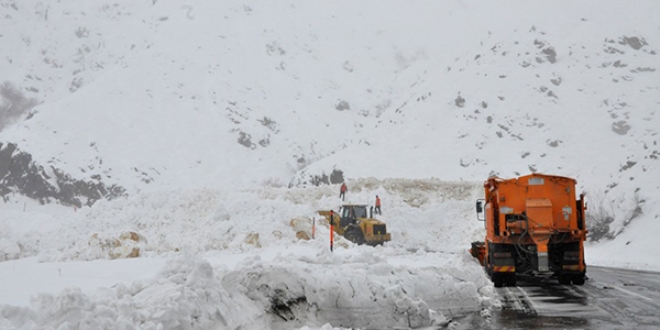 Hakkari-Şırnak karayoluna çığ düştü