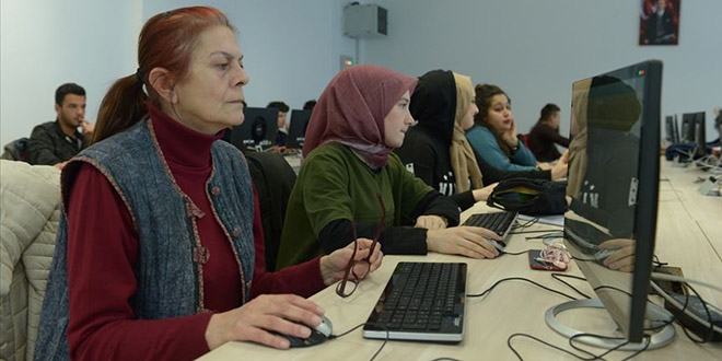Yeğeninin teklifiyle 60 yaşında üniversiteli oldu