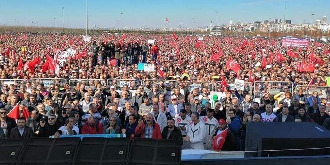 'Emeklilikte yaşa takılanlar' İstanbul'da miting düzenledi