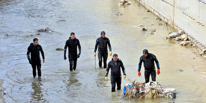 Dereye düşen Hediye'yi arama çalışmaları sürüyor