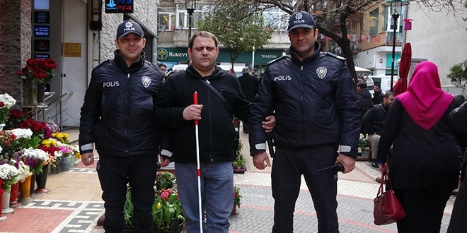 Engelli vatandaş, maaşını çekmek için polisi arıyor