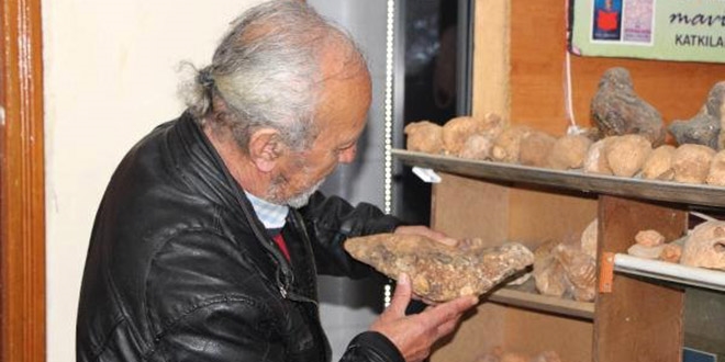 Emekli eğitim görevlisi, 15 yıldır dağlarda taş arıyor