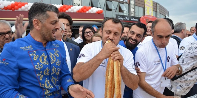 10 dakikada 10 metrelik börek yedi