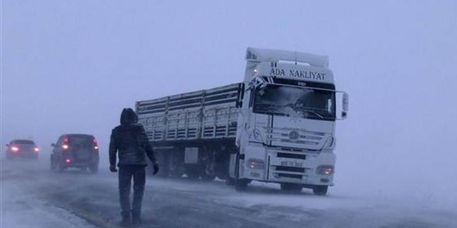Ardahan'da ulaşıma kar ve tipi engeli