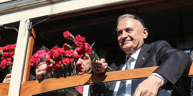 Nostaljik Tramvay'a bindi, vatandaşlara karanfil dağıttı