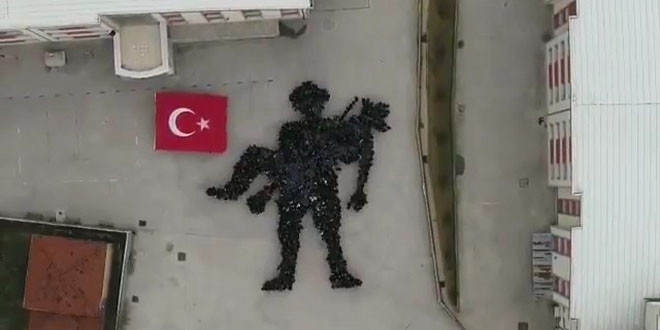 Bin 400 öğrenci, bedenleriyle koreografi yaptı