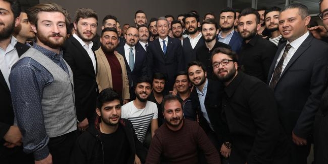 Bakan Akar, Öğrencilerle bir araya geldi