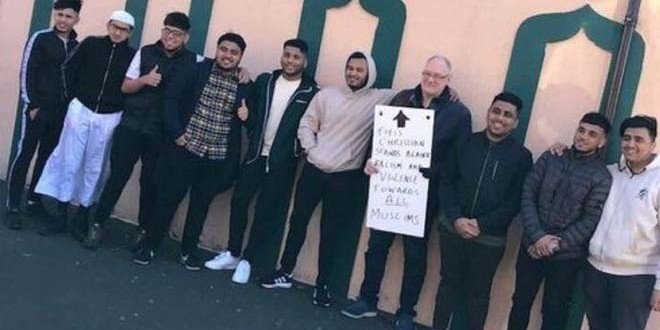 Müslümanlar için nöbet tutan İngiliz sosyal medyaya damga vurdu