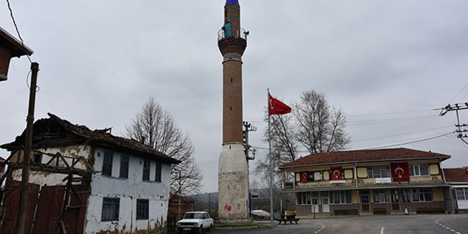 Camisiz minare köyün sembolü oldu