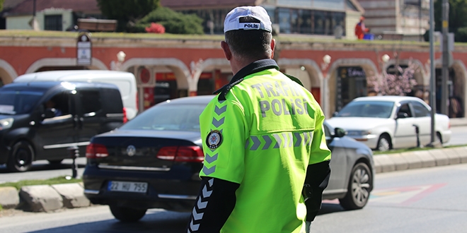 Trafik polisleri yeni kıyafetlerini giydi