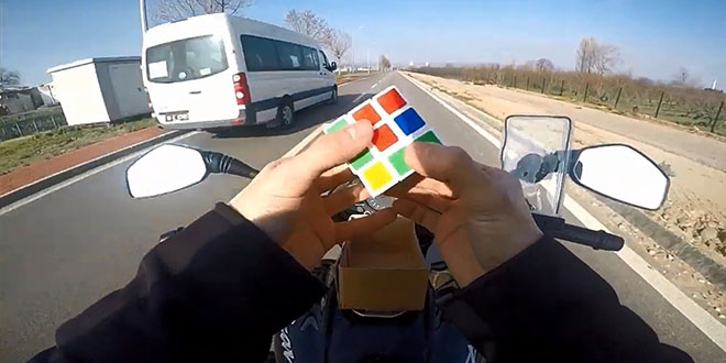 Motosiklet zerinde rubik kp zd, oyun oynad