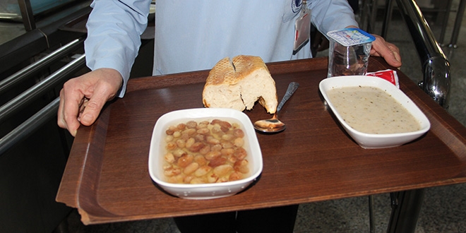 Hastanenin menüsü 'üzüm hoşafı ve yarım ekmek'