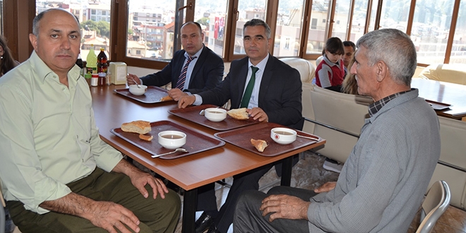 Adliyede menü: üzüm hoşafı ve ekmek