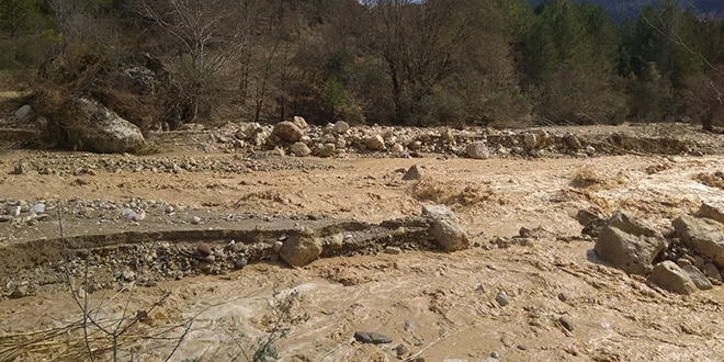 HES kanalı patladı, tarlalar su altında kaldı
