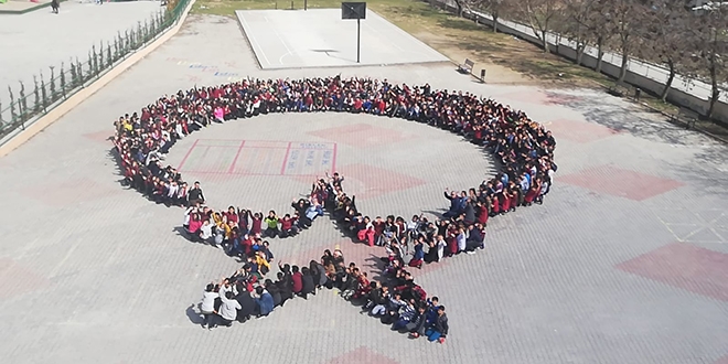 Ortaokul öğrencileri ay-yıldızlı koreografi oluşturdu