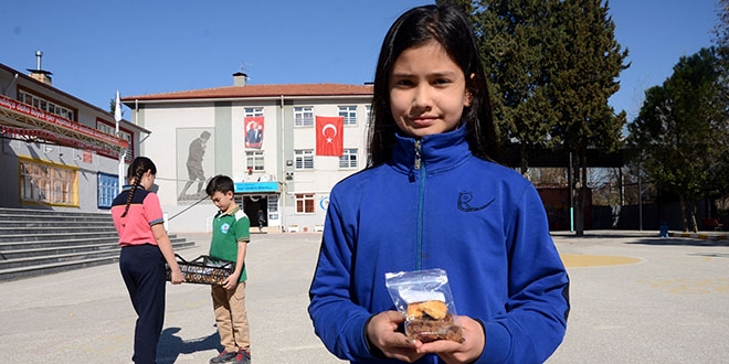 Ataları gibi kuru üzüm ve ekmeğe talim ettiler