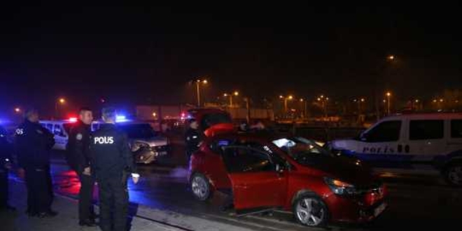 Patlak tekerle polisten kaçmaya çalıştılar