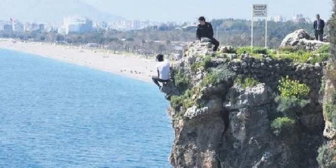 Kadın komiser 2 genci intihardan vazgeçirdi