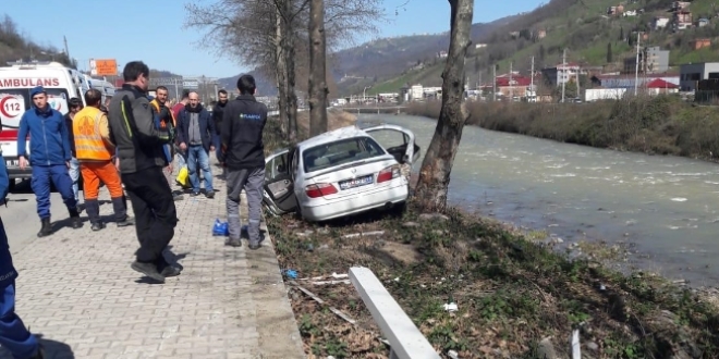 Trabzon'da otomobil bariyere çarptı: 1 ölü 3 yaralı